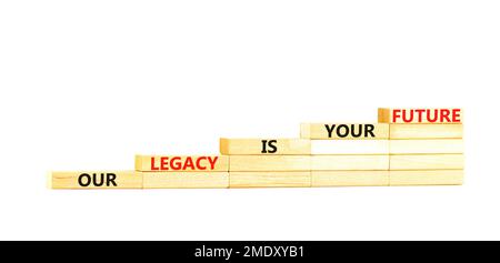 Symbole de l'héritage et du futur. Concept Words notre héritage est votre avenir sur des blocs de bois. Magnifique table blanche fond blanc. L'héritage et l'avenir de l'entreprise Banque D'Images
