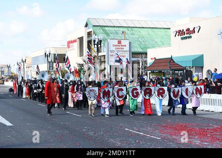 WESTMINSTER, CALIFORNIE - 22 JANVIER 2023 : bannière de l'école intermédiaire McGarvin au Tet Parade célébrant l'année du Cat Banque D'Images