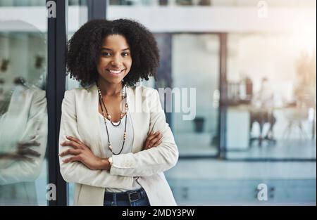 Toujours accueillir de nouveaux défis et de nouvelles opportunités pour développer votre entreprise. Portrait d'une jeune femme d'affaires souriant et posant avec ses bras repliés Banque D'Images