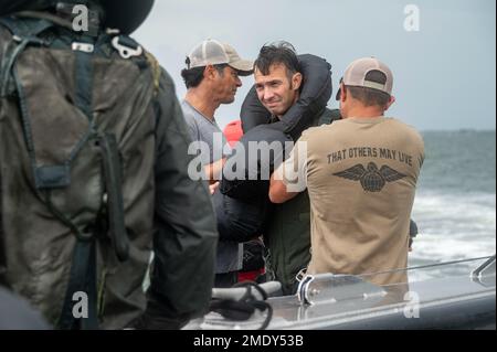 ÉTATS-UNIS Le Maj. De la Force aérienne Jeremy Santos, instructeur de vol de l'unité d'entraînement formel B-52 Stratofortress de l'escadron de bombe 93rd, reçoit de l'aide avec son harnais de parachute des spécialistes de survie, d'évasion, de résistance et d'évasion de l'escadron de soutien des opérations 920th lors d'un exercice d'entraînement de survie en eau 26 juillet 2022 à la base aérienne Patrick, en Floride. Une partie de la WST consiste à se libérer d'un parachute après l'atterrissage dans l'eau. Banque D'Images