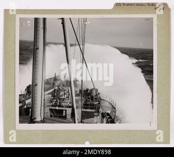 Un moyen de transport habité par les garde-côtes rencontre une mer agitée dans l'océan Indien. Les hautes vagues, s’écrasant sur la proue, mettent en évidence les conditions périlleuses des voyages en mer. Les marins à bord restent vigilants lorsque le navire navigue dans les eaux agitées, assurant la sécurité de tous à bord. Banque D'Images
