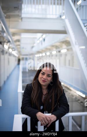 Pia Sinha, le gouverneur de HMP Liverpool, également connu sous le nom de prison de Walton, photographié dans la B Escadre de la prison. La prison a reçu un rapport effrayant en 2017 qui a fait ressortir divers manquements et problèmes. Mme Sinha a été nommée cette année-là et, dans les deux prochaines années, elle a transformé la prison en un programme d'amélioration et de soutien aux détenus et à l'infrastructure. HMP Liverpool abrite un maximum de 700 prisonniers avec un personnel global d'environ 250 personnes. Banque D'Images