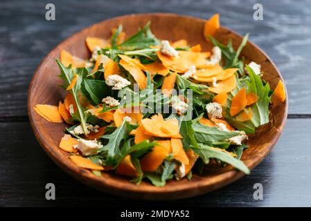 Salade de carottes fraîches et mizuna avec feta vegan maison. Banque D'Images