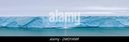 Glacier de Brasvellbreen, 45 km de long cours d'eau vers le sud depuis le dôme de glace Sørdomen d'Austfonna déboulant dans la mer, Nordastlandet, Svalbard / Spitsbergen Banque D'Images