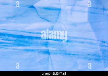 Couches de glace bleues en bordure du glacier de Brasvellbreen depuis la calotte glaciaire Austfonna en déboulant dans la mer de Barents, Norgaustlandet, Svalbard / Spitsbergen Banque D'Images