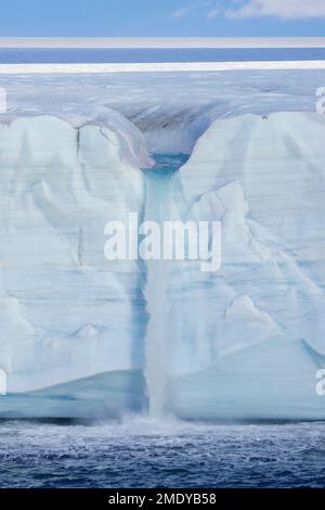 Cascade au bord du glacier de Brasvellbreen depuis la calotte glaciaire Austfonna déboulée dans la mer de Barents, Norgaustlandet, Svalbard / Spitsbergen Banque D'Images