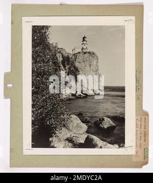 Le phare de Split Rock, perché au sommet d'une falaise rocheuse sur le lac supérieur, se trouve à 50 miles au nord de Duluth, Minnesota. Le phare a longtemps servi de phare pour les navires naviguant sur cette vaste et perfide voie navigable. Banque D'Images