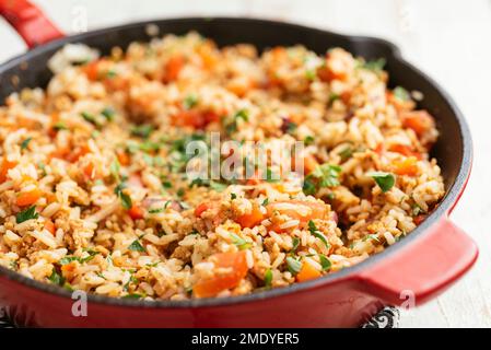 TVP avec assaisonnement italien, poivrons et riz dans une casserole en fonte. Banque D'Images