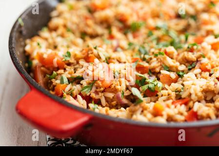 TVP avec assaisonnement italien, poivrons et riz dans une casserole en fonte. Banque D'Images