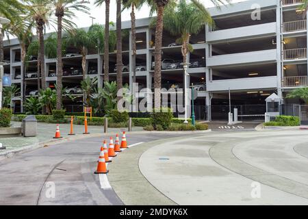 Anaheim, CA, États-Unis – 2 novembre 2022 : parking couvert au centre de congrès d'Anaheim, Californie. Banque D'Images