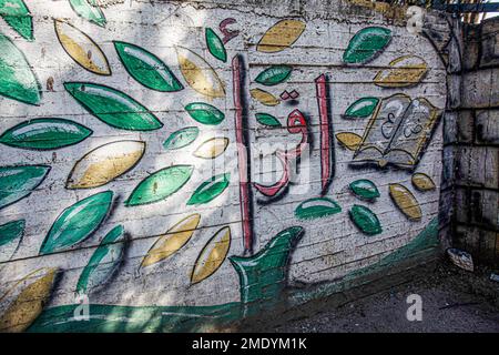 Naplouse, Palestine. 23rd janvier 2023. Une vue du Saint Coran dessinée sur un mur dans le camp de réfugiés de Balata, à l'est de Naplouse, en Cisjordanie occupée. Les Palestiniens ont peint le livre du Saint Coran sur de nombreux murs dans la plupart des villes palestiniennes, en signe de protestation contre le dirigeant de droite de la ligne dure danoise, Rasmus Paludan, en brûlant une copie du livre du Saint Coran près de l'ambassade turque à Stockholm. Les pays européens et asiatiques ont condamné cet acte et l'ont considéré comme une promotion de la haine et du racisme. Crédit : SOPA Images Limited/Alamy Live News Banque D'Images