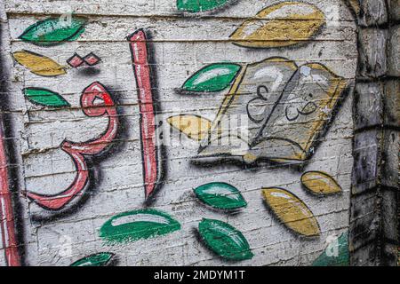 Naplouse, Palestine. 23rd janvier 2023. Une vue du Saint Coran dessinée sur un mur dans le camp de réfugiés de Balata, à l'est de Naplouse, en Cisjordanie occupée. Les Palestiniens ont peint le livre du Saint Coran sur de nombreux murs dans la plupart des villes palestiniennes, en signe de protestation contre le dirigeant de droite de la ligne dure danoise, Rasmus Paludan, en brûlant une copie du livre du Saint Coran près de l'ambassade turque à Stockholm. Les pays européens et asiatiques ont condamné cet acte et l'ont considéré comme une promotion de la haine et du racisme. Crédit : SOPA Images Limited/Alamy Live News Banque D'Images