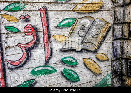 Naplouse, Palestine. 23rd janvier 2023. Une vue du Saint Coran dessinée sur un mur dans le camp de réfugiés de Balata, à l'est de Naplouse, en Cisjordanie occupée. Les Palestiniens ont peint le livre du Saint Coran sur de nombreux murs dans la plupart des villes palestiniennes, en signe de protestation contre le dirigeant de droite de la ligne dure danoise, Rasmus Paludan, en brûlant une copie du livre du Saint Coran près de l'ambassade turque à Stockholm. Les pays européens et asiatiques ont condamné cet acte et l'ont considéré comme une promotion de la haine et du racisme. Crédit : SOPA Images Limited/Alamy Live News Banque D'Images