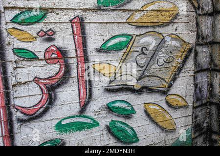 Naplouse, Palestine. 23rd janvier 2023. Une vue du Saint Coran dessinée sur un mur dans le camp de réfugiés de Balata, à l'est de Naplouse, en Cisjordanie occupée. Les Palestiniens ont peint le livre du Saint Coran sur de nombreux murs dans la plupart des villes palestiniennes, en signe de protestation contre le dirigeant de droite de la ligne dure danoise, Rasmus Paludan, en brûlant une copie du livre du Saint Coran près de l'ambassade turque à Stockholm. Les pays européens et asiatiques ont condamné cet acte et l'ont considéré comme une promotion de la haine et du racisme. (Photo de Nasser Ishtayeh/SOPA Images/Sipa USA) crédit: SIPA USA/Alay Live News Banque D'Images