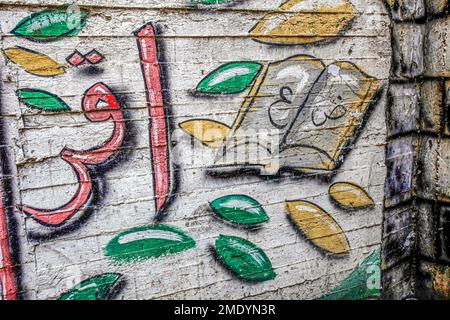 Naplouse, Palestine. 23rd janvier 2023. Une vue du Saint Coran dessinée sur un mur dans le camp de réfugiés de Balata, à l'est de Naplouse, en Cisjordanie occupée. Les Palestiniens ont peint le livre du Saint Coran sur de nombreux murs dans la plupart des villes palestiniennes, en signe de protestation contre le dirigeant de droite de la ligne dure danoise, Rasmus Paludan, en brûlant une copie du livre du Saint Coran près de l'ambassade turque à Stockholm. Les pays européens et asiatiques ont condamné cet acte et l'ont considéré comme une promotion de la haine et du racisme. (Photo de Nasser Ishtayeh/SOPA Images/Sipa USA) crédit: SIPA USA/Alay Live News Banque D'Images