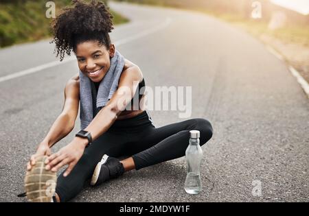 Ces jambes passent beaucoup. Portrait d'une jeune femme sportive qui étire les jambes tout en faisant de l'exercice à l'extérieur. Banque D'Images