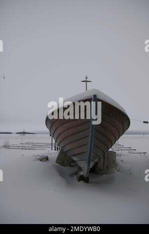 Photos hivernales enneigées prises à Tampere, en Finlande. Les bateaux sont amarrés sur la rive et couverts de neige et de glace. L'hiver est venu et a l'air glacial. Banque D'Images