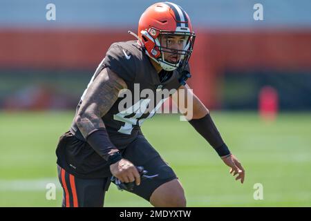 Cleveland Browns linebacker Sione Takitaki participates in drills