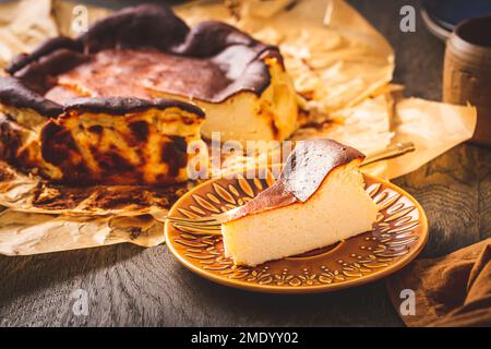 Cheesecake basque brûlé maison (Cheesecake basque de San Sebastian). c'est le cheesecake qui veut se brûler et craquer. Banque D'Images