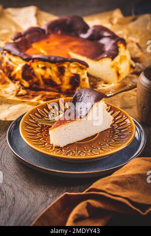 Cheesecake basque brûlé maison (Cheesecake basque de San Sebastian). c'est le cheesecake qui veut se brûler et craquer. Banque D'Images