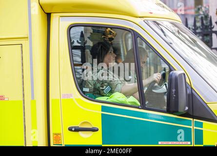 Londres, Royaume-Uni 23 janvier 2023 Membre de la Royal Air Force au volant d'une ambulance. Des membres des forces armées ont été enrôlement pendant les grèves les travailleurs d'ambulance ont lancé aujourd'hui une nouvelle grève dans un conflit croissant sur la rémunération et le personnel. Le personnel est entré en grève aujourd'hui pour la troisième fois en cinq semaines, alors que le gouvernement a été instamment prié de résoudre d'urgence un problème de plus en plus pressant sur les salaires et les conditions des travailleurs de la santé. Il arrive après que le chancelier Jeremy Hunt ait été informé qu'il pouvait mettre fin à l'action industrielle et commencer à résoudre la situation d'urgence en matière de personnel s'il venait à obtenir de nouveaux fonds pour payer les travailleurs de la santé, y compris les ambulanciers paramédicaux Banque D'Images