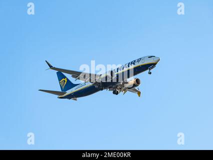 Ryanair avion descendant pour atterrir avec train de roulement contre un ciel bleu clair, Écosse, Royaume-Uni Banque D'Images