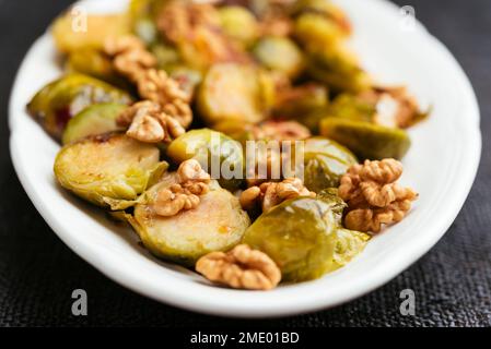 Choux de Bruxelles doux et épicés avec des noix en accompagnement. Banque D'Images