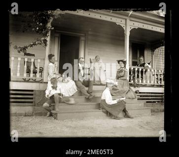 Le Sabbat, famille assis sur leur porche avant, Circa 1890 Banque D'Images