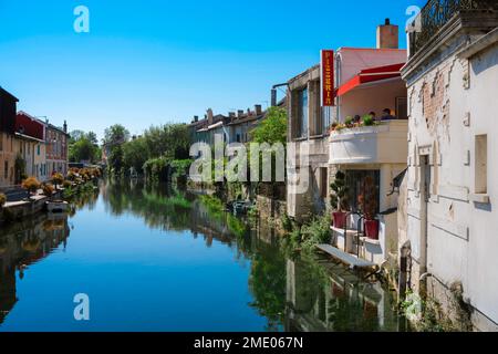 Marne la France, vue en été de la Marne qui traverse la pittoresque ville provinciale de Joinville, haute-Marne, France Banque D'Images