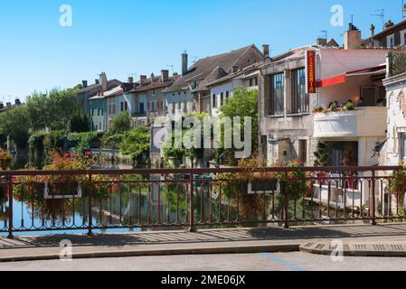Marne France, vue en été d'un pont enjambant la Marne de propriété pittoresque dans le centre de la ville pittoresque de province française de Joinville Banque D'Images