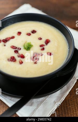 Soupe maison de panais et de fenouil avec des arils de grenade. Banque D'Images