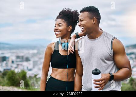 Allons faire une pause rapide avant de reprendre la course. un jeune couple sportif prenant une pause tout en faisant de l'exercice à l'extérieur. Banque D'Images