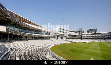 Vue d'ensemble avec terrain de cricket et nouveaux stands. Lord's Cricket Ground, Londres, Royaume-Uni. Architecte : Wilkinson Eyre Architects, 2021. Banque D'Images