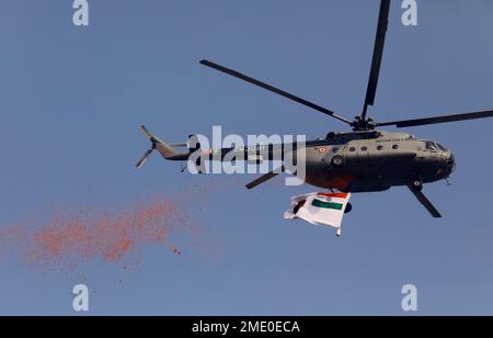 New Delhi, Inde. 23rd janvier 2023. Indian Air Force (IAF) douche hélicoptère pétales de fleurs à Kartvya Path pendant la répétition complète de la parade de la République à venir. L'Inde célébrera sa Journée de la République de 74th le 26 janvier 2023. Président de la République arabe d'Égypte, Abdel Fattah El-Sisi est l'invité principal. (Photo par Naveen Sharma/SOPA Images/Sipa USA) crédit: SIPA USA/Alay Live News Banque D'Images