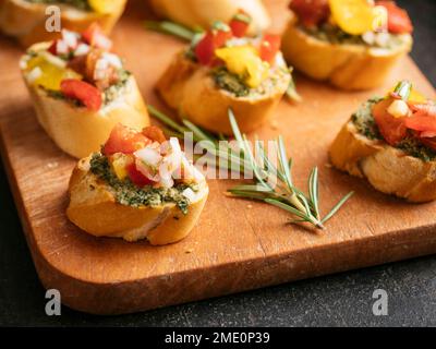 Bruschetta au pesto vert de carotte et tomates en bouchées. Banque D'Images