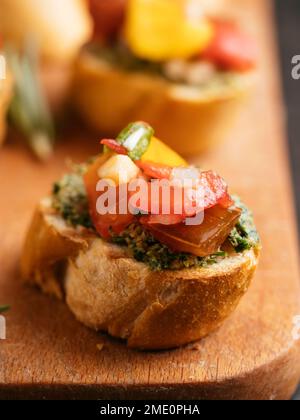 Bruschetta au pesto vert de carotte et tomates en bouchées. Banque D'Images