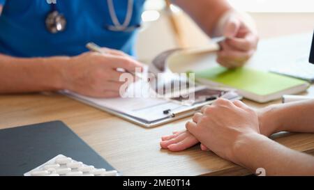 Médecin vérifiant les résultats de l'échographie du patient à son bureau. Banque D'Images