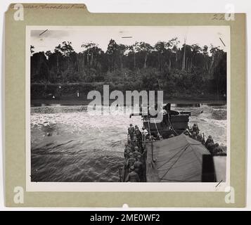 Les envahisseurs américains font pression vers l'ouest. Un photographe de combat de la Garde côtière capture des troupes américaines tandis qu'elles descendent les rampes d'un LCI et traversent la plage pendant l'invasion de Sarmi, Nouvelle-Guinée hollandaise, sur 17 mai. Les tireurs d'élite et les machineurs du JAP, qui se cachent dans la jungle qui se dégrine près de la plage, ont mis en place une résistance ferme contre les attaquants, mais la tête de plage a été sécurisée en quelques heures. Banque D'Images