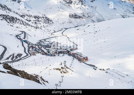 Les routes vont et sortent pas de la ville de la Casa dans la vallée entre les montagnes enneigées. Vacances d'hiver au ski en Andorre, Pyrénées, Grandvalira Banque D'Images