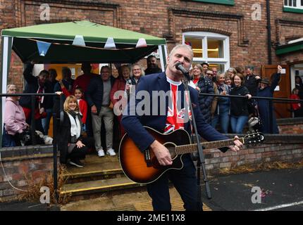 Neil Gray, musicien de la fête du Jubilé platine de la Reine, joue à la fête locale. Photo de David Bagnall. Coalbrookdale, Telford, Shropshire. 5 juin 2022 Banque D'Images