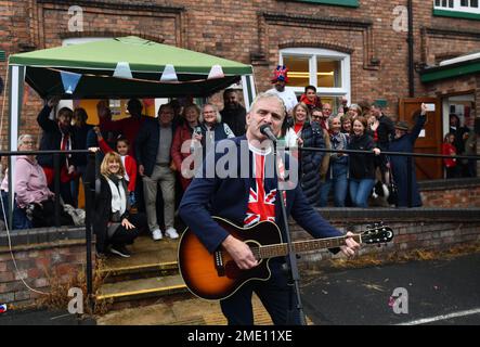 Neil Gray, musicien de la fête du Jubilé platine de la Reine, joue à la fête locale. Photo de David Bagnall. Coalbrookdale, Telford, Shropshire. 5 juin 2022 Banque D'Images