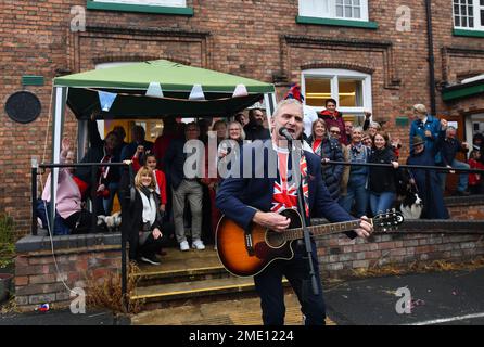 Neil Gray, musicien de la fête du Jubilé platine de la Reine, joue à la fête locale. Photo de David Bagnall. Coalbrookdale, Telford, Shropshire. 5 juin 2022 Banque D'Images