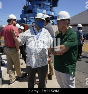 PEARL HARBOR, Hawaii - Ralph Okimoto-Rivera (à gauche), Directeur du Bureau de contrôle radiologique du chantier naval de Pearl Harbor et de l'installation de maintenance intermédiaire (PHNSY et FMI) discute des efforts du futur programme d'optimisation de l'infrastructure du chantier naval (SIOP) avec le député Ed case (HI-1). Rep case, ainsi que plusieurs autres délégués et membres du personnel du Congrès, ont visité le chantier naval lors de leur tournée d'exercices sur la rive du Pacifique (RIMPAC), un exercice maritime international biennal qui a eu lieu à 29 juin jusqu'au 4 août 2022. (États-Unis Photo de la marine par Marc Ayalin) Banque D'Images