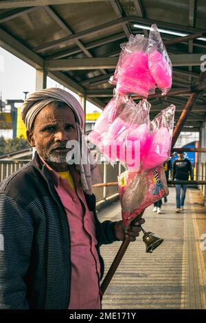 New Delhi, Inde - 19 janvier,2023 : Un pauvre homme vend de la soie de fée dans la rue. Banque D'Images