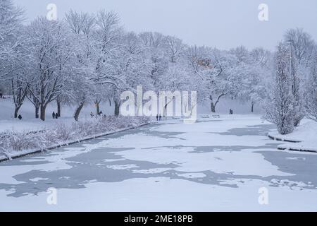 Montréal, CA - 17 décembre 2022 : parc Lafontaine pendant la tempête de neige Banque D'Images