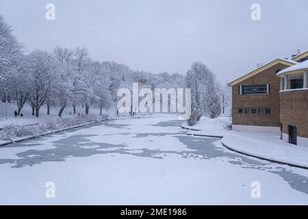 Montréal, CA - 17 décembre 2022 : parc Lafontaine pendant la tempête de neige Banque D'Images