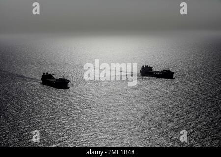 220726-A-EQ028-1350 GOLFE D'ADEN (26 juillet 2022) bases maritimes expéditionnaires USS Hershel Woody Williams (ESB 4) et USS Lewis B. Puller (ESB 3) naviguent ensemble dans le golfe d'Aden, 26 juillet. Lewis B. Puller est déployé dans la zone d'opérations de la flotte américaine 5th pour aider à assurer la sécurité et la stabilité maritimes dans la région du Moyen-Orient. Banque D'Images