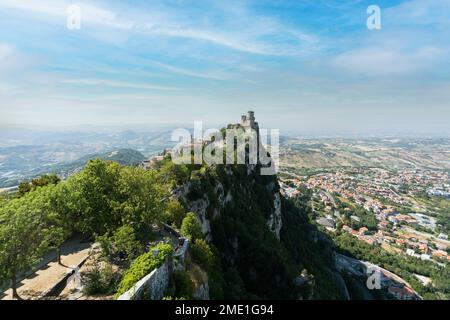 Belle vue panoramique de la vieille ville de Saint-Marin et de la première forteresse - Guaita dans la République de Saint-Marin sur le Mont Titano, Italie Banque D'Images