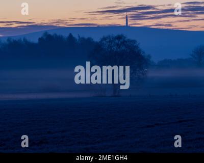 Le début du lever du soleil sur une matinée froide et glaciale avec une brume basse au-dessus des champs de Cheshire est Banque D'Images