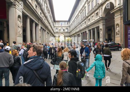 FLORENCE, ITALIE foule de touristes marchant dans le passage de la Galerie des Offices Banque D'Images